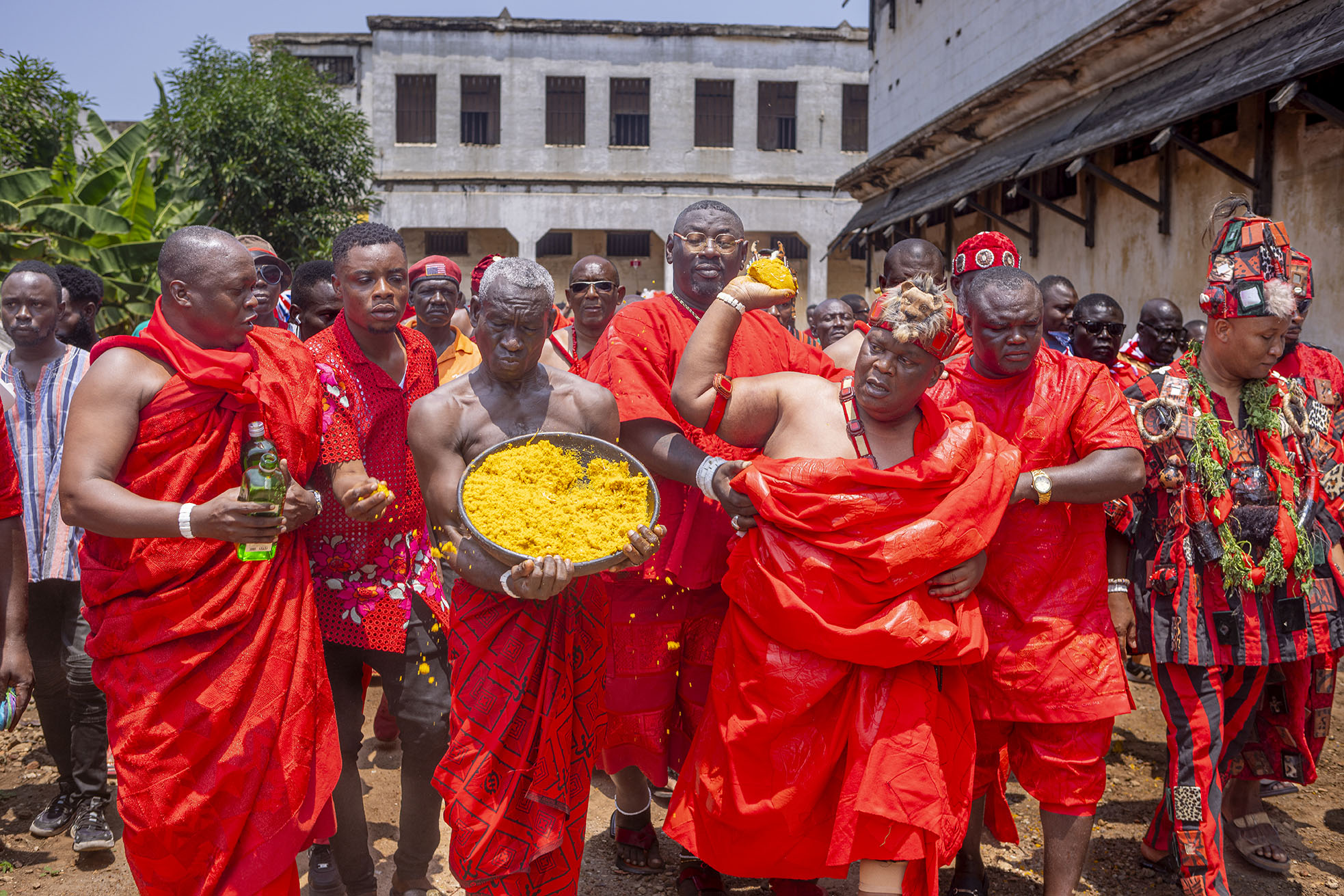 Nii Ayi-Bonte II, Gbese Mantse (King of Gbese), sprinkling kpekpele at the Fort in James Town